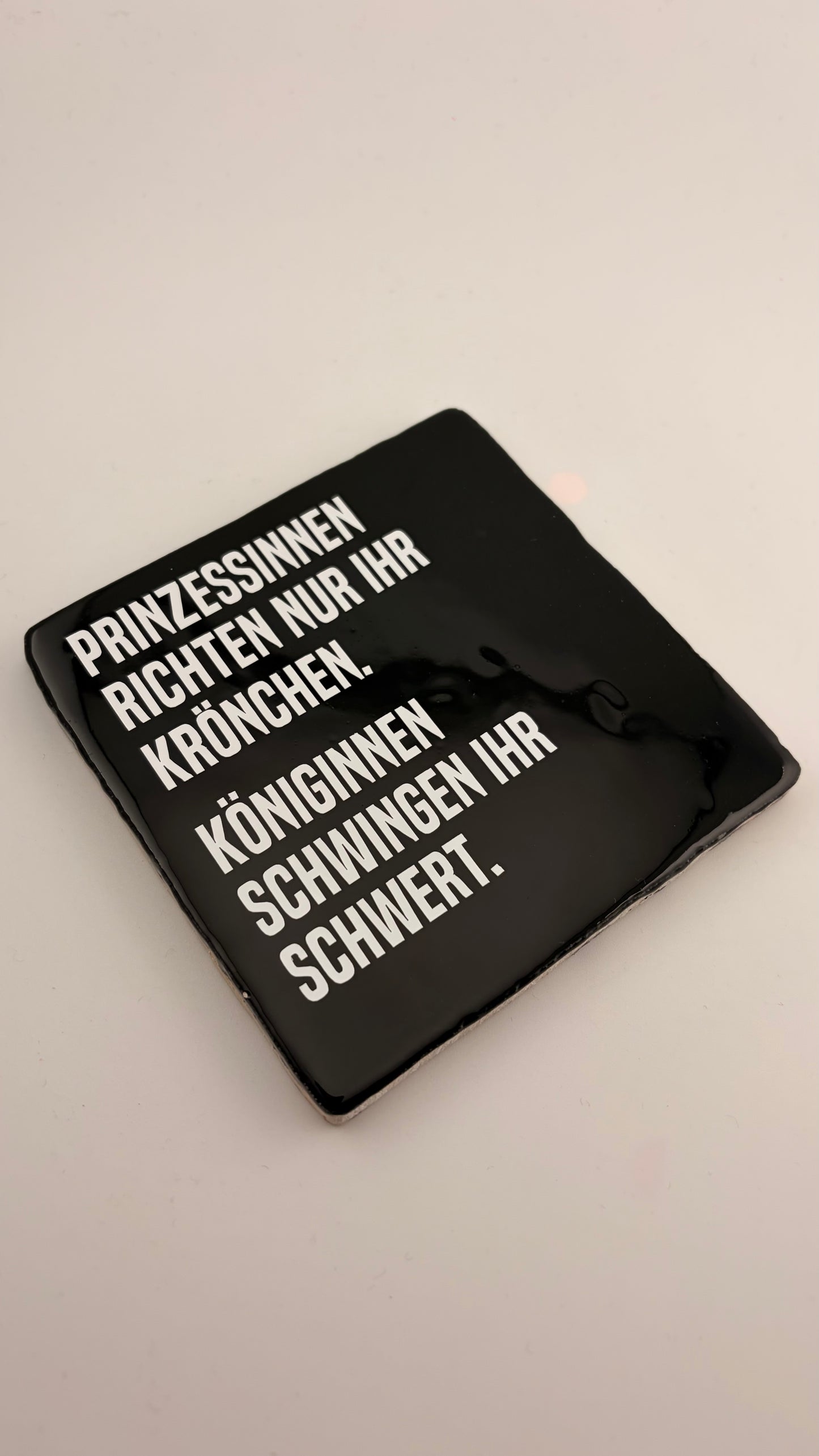 PRINZESSINNEN RICHTEN NUR IHR KRÖNCHEN...