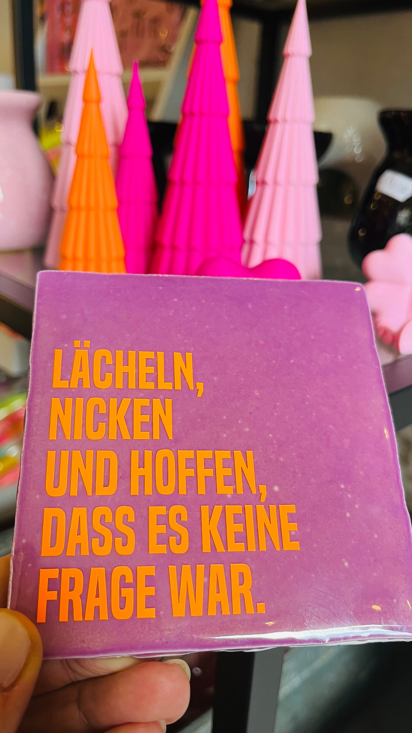 LÄCHELN, NICKEN UND HOFFEN, DASS ES KEINE FRAGE WAR