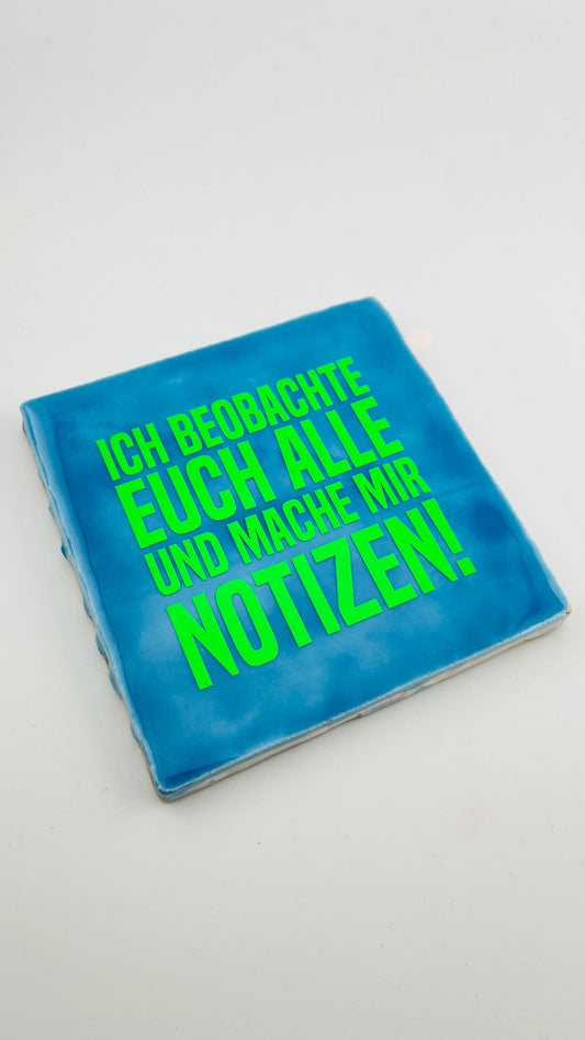 ICH BEOBACHTE EUCH ALLE UND MACHE MIR NOTIZEN