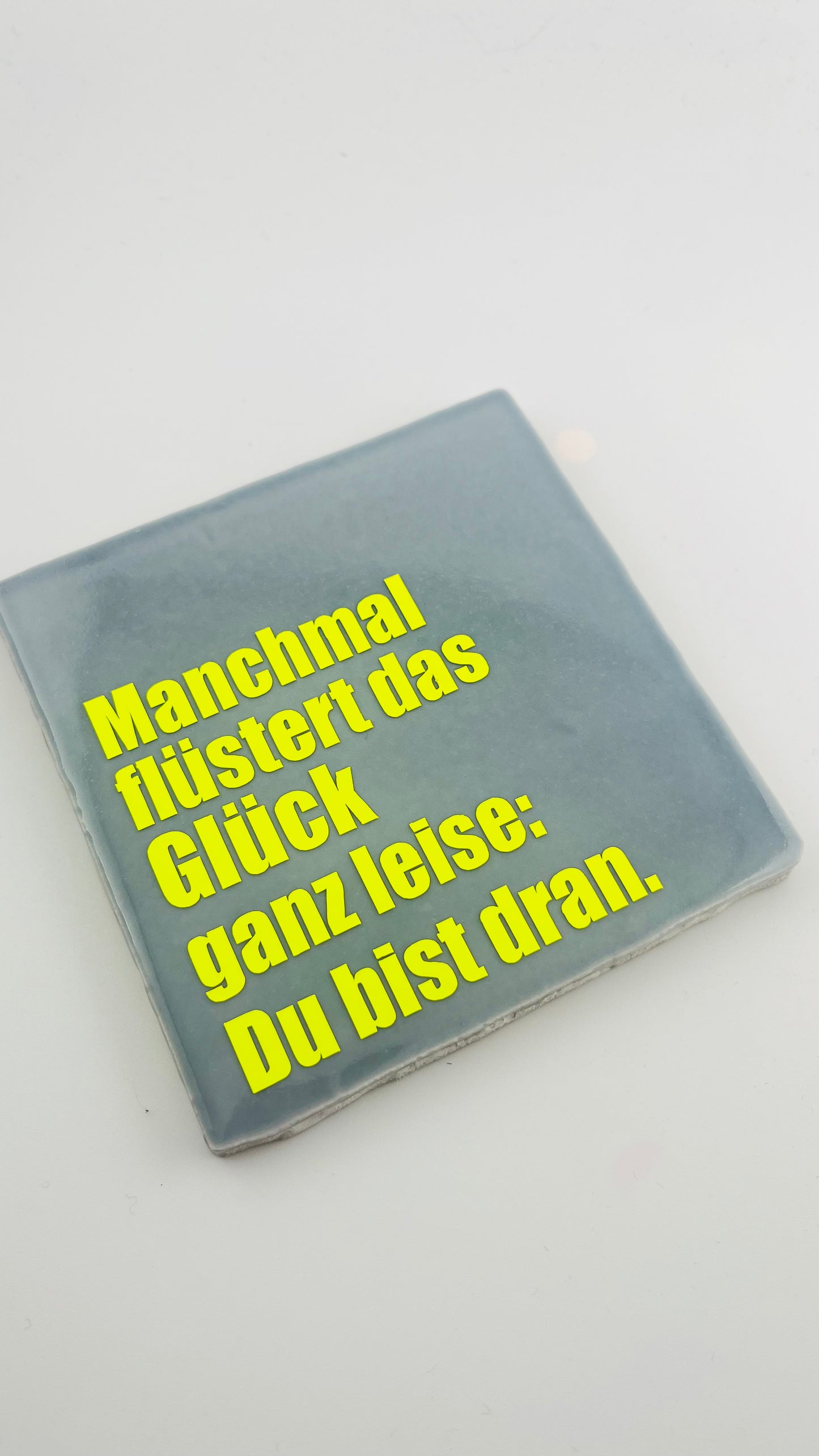 MANCHMAL FLÜSTERT DAS GLÜCK GANZ LEISE...