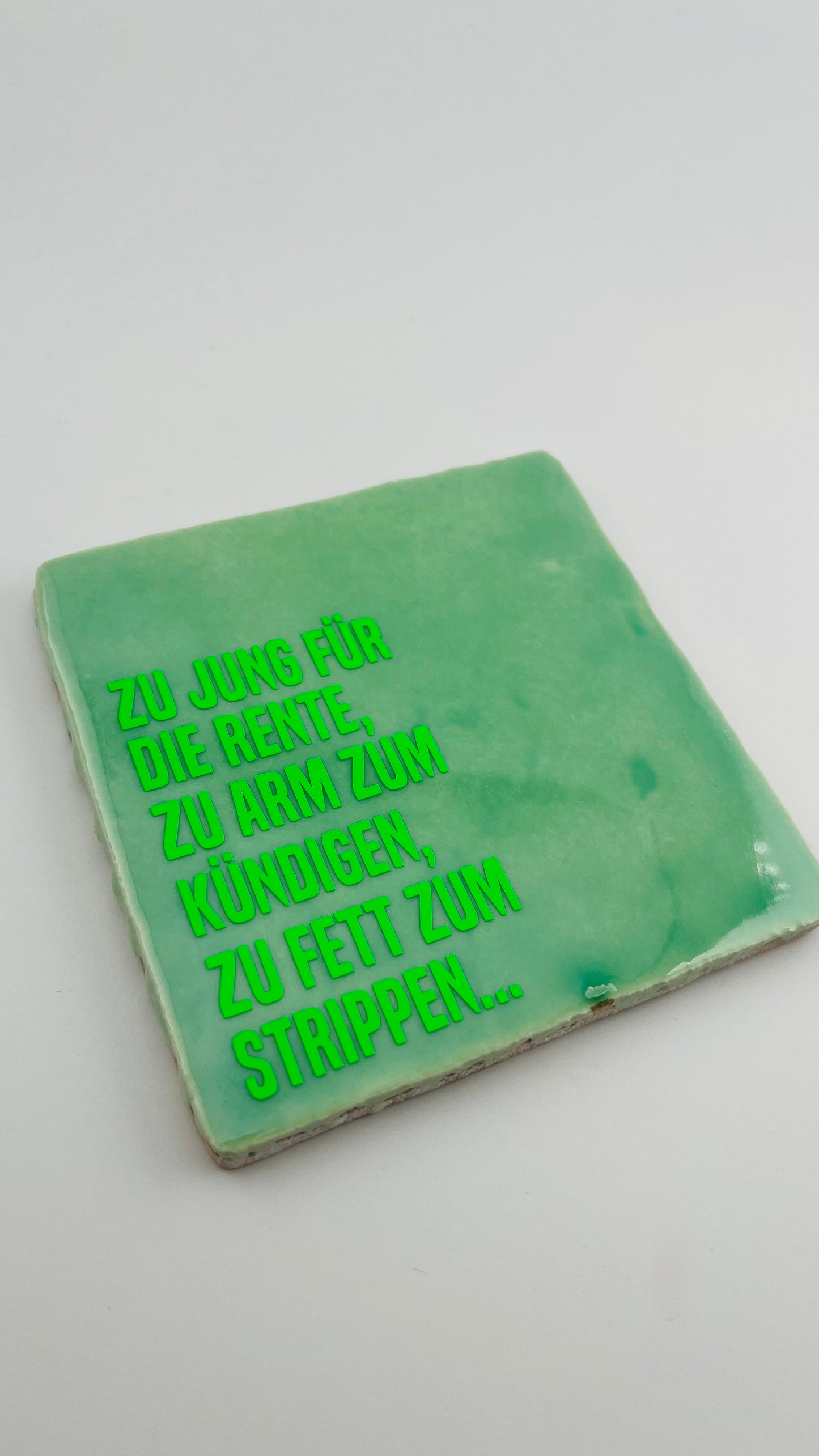ZU JUNG FÜR DIE RENTE, ZU ARM ZUM KÜNDIGEN, ZU FETT ZUM STRIPPEN