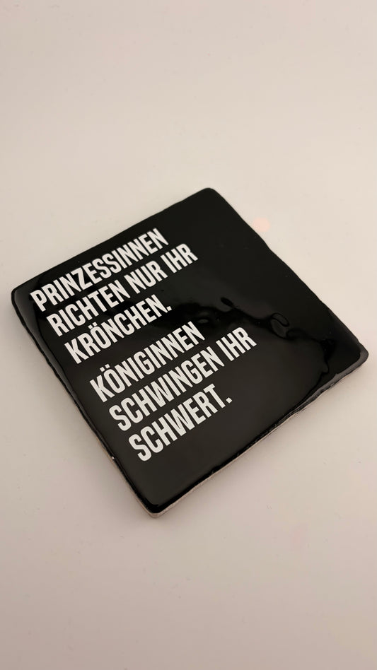 PRINZESSINNEN RICHTEN NUR IHR KRÖNCHEN...