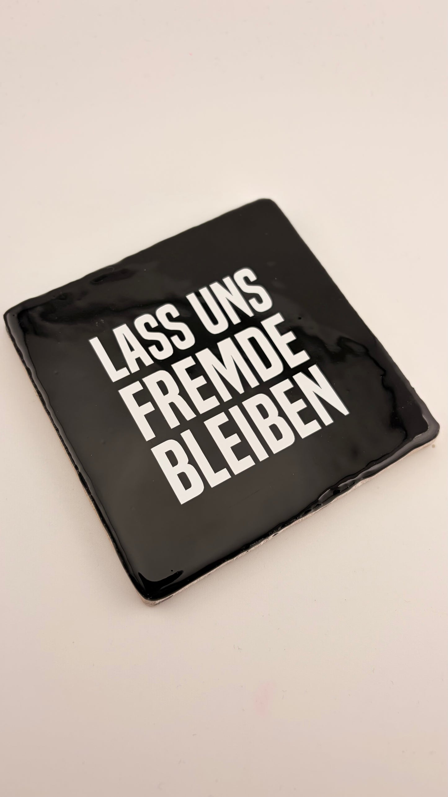 LASS UNS FREMDE BLEIBEN
