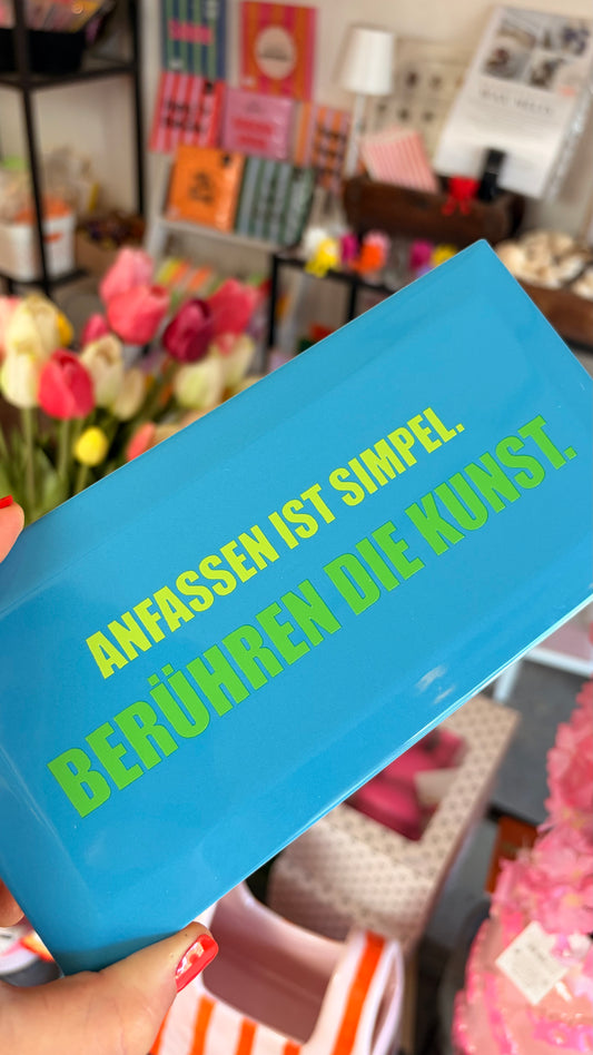 ANFASSEN IST SIMPEL. BERÜHREN DIE KUNST.