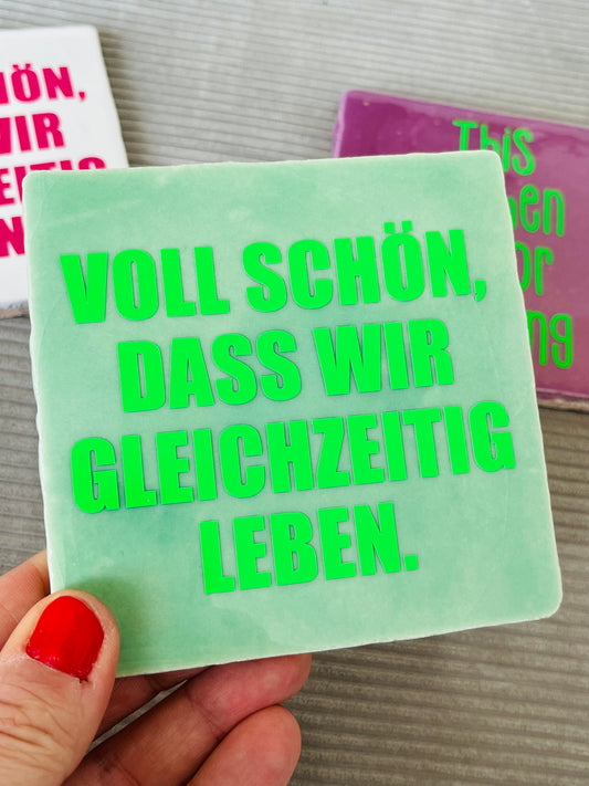 VOLL SCHÖN, DASS WIR GLEICHZEITIG LEBEN