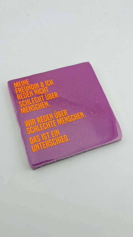 MEINE FREUNDIN UND ICH REDEN NICHT SCHLECHT ÜBER MENSCHEN...