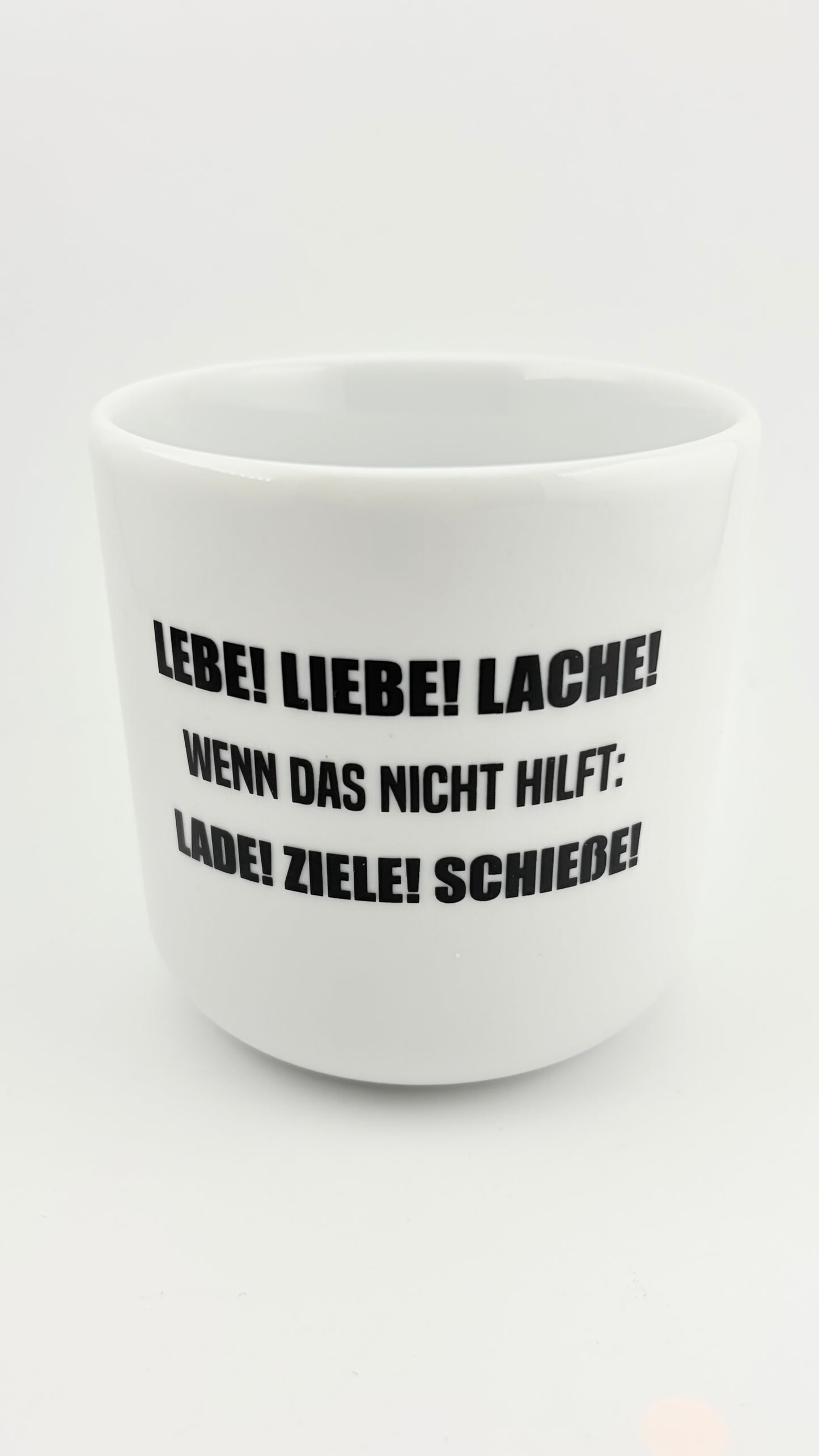LEBE! LIEBE! LACHE! UND WENN DAS NICHT HILFT: LADE! ZIELE! SCHIESSE!