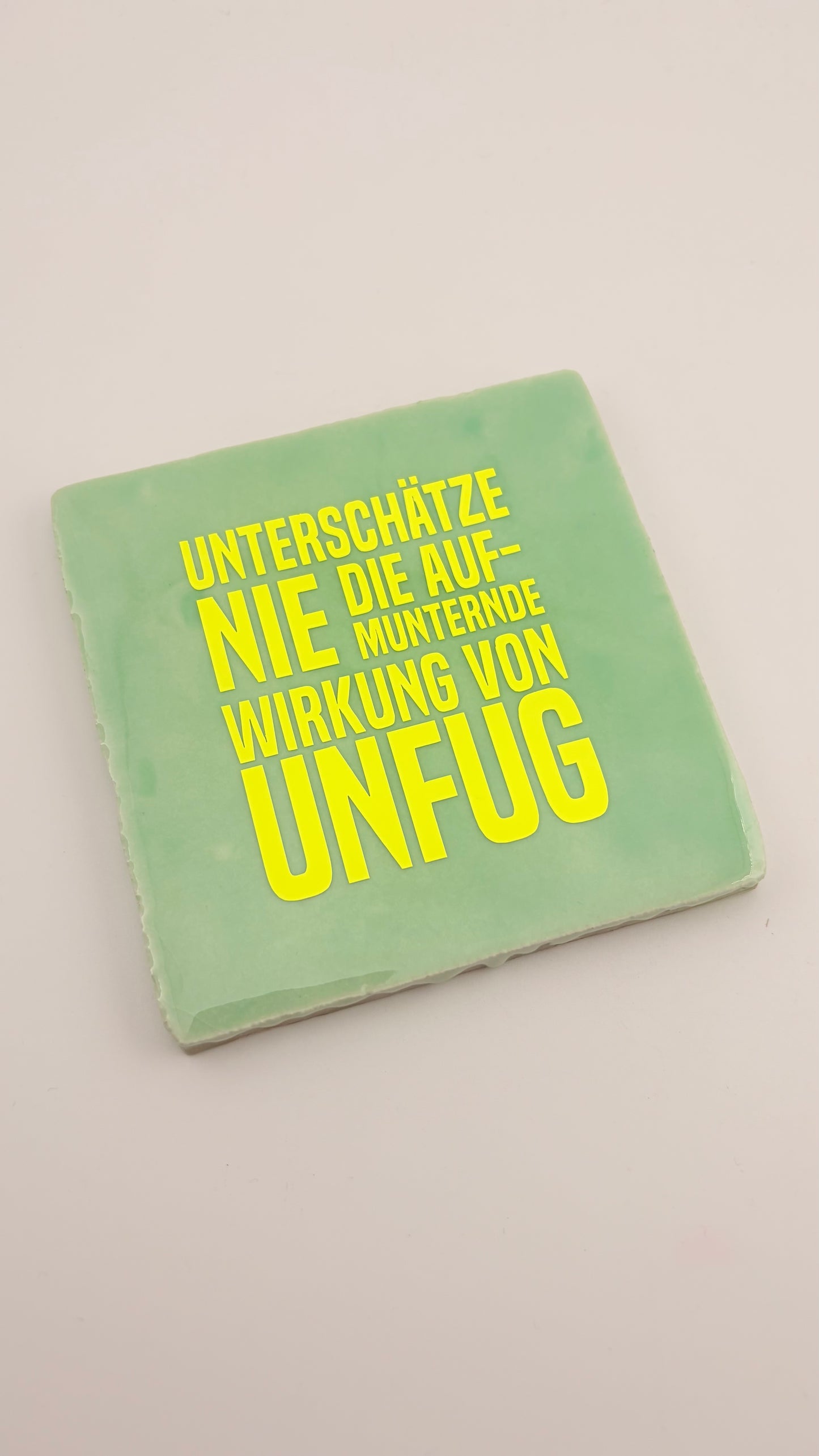 UNTERSCHÄTZE NIE DIE AUFMUNTERNDE WIRKUNG VON UNFUG