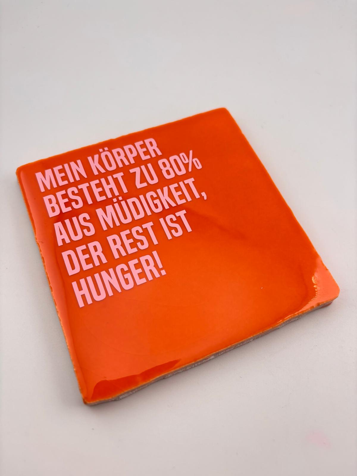 MEIN KÖRPER BESTEHT ZU 80% AUS MÜDIGKEIT, DER REST IST HUNGER