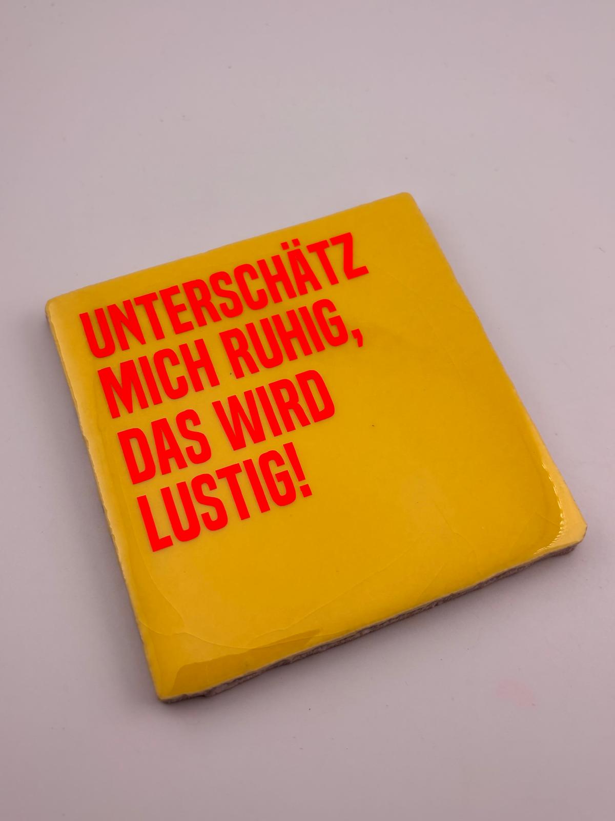 UNTERSCHÄTZ MICH RUHIG, DAS WIRD LUSTIG