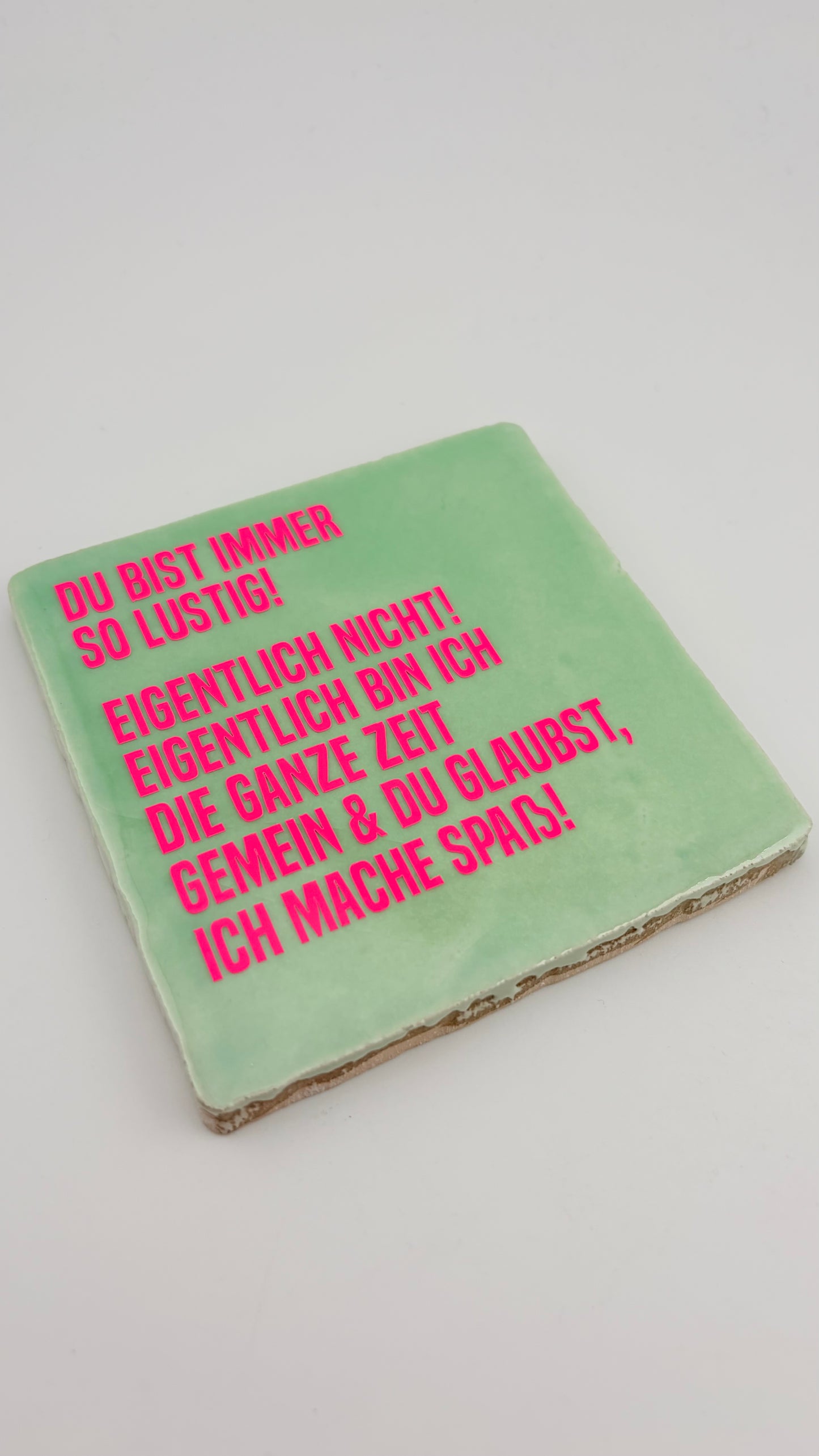 DU BIST IMMER SO LUSTIG. EIGENTLICH NICHT. EIGENTLICH BIN ICH DIE GANZE ZEIT GEMEIN UND DU DENKST, ICH MACHE SPAß