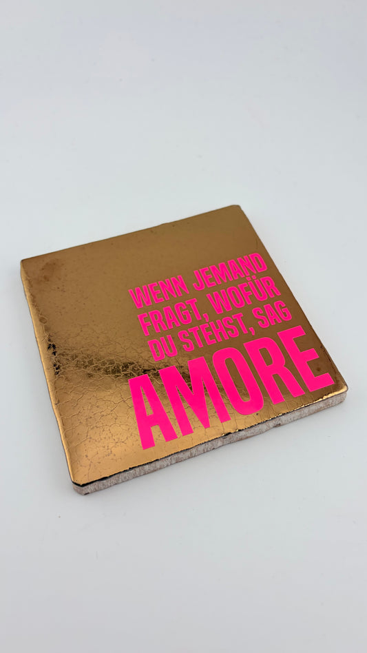 WENN JEMAND FRAGT, WOFÜR DU STEHST, SAG AMORE