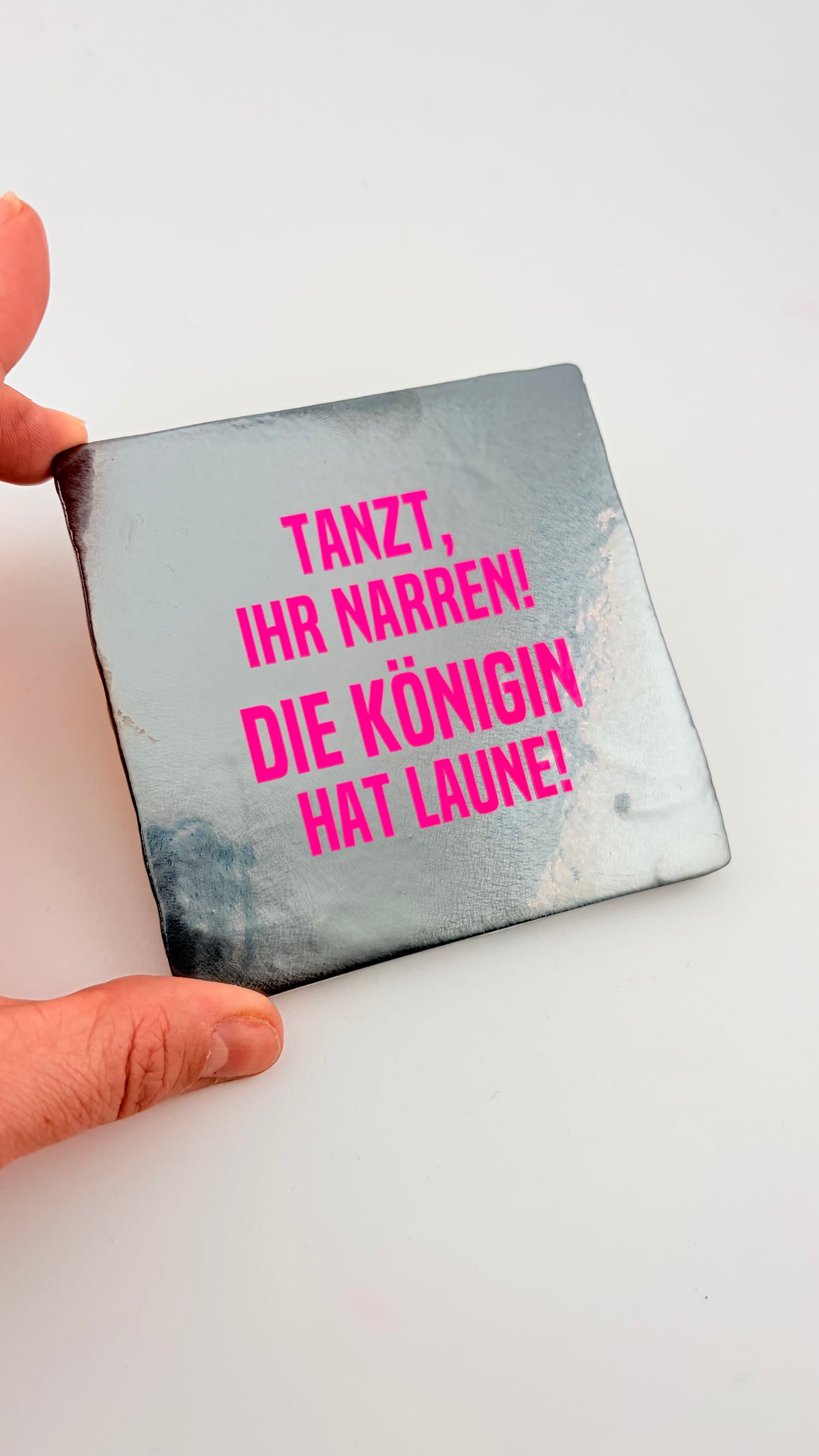 TANZT, IHR NARREN! DIE KÖNIGIN HAT LAUNE!