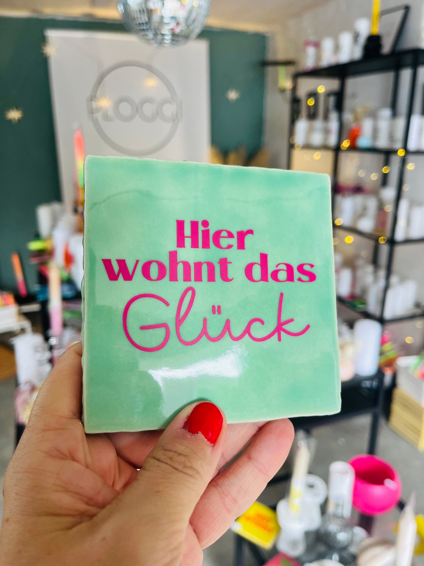 HIER WOHNT DAS GLÜCK
