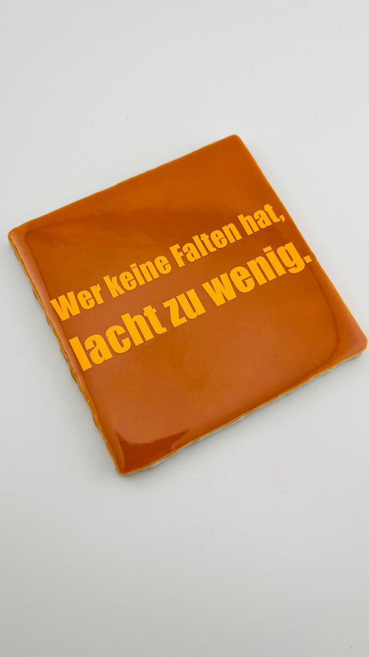 WER KEINE FALTEN HAT LACHT ZU WENIG